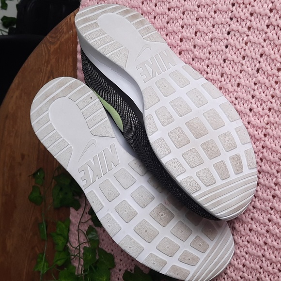 Nike Women's Tanjun Racer Runner Shoes - Picture 4 of 9